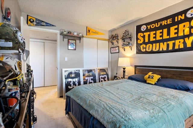bedroom with carpet, a textured ceiling, and a closet