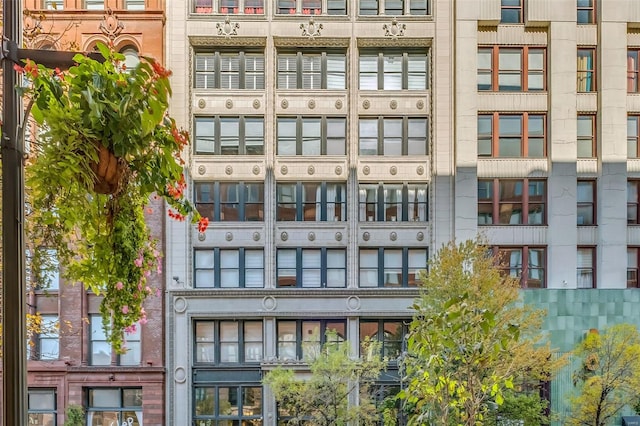 view of apartment building / complex