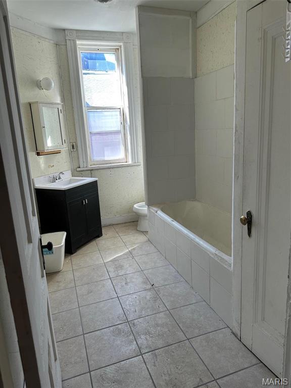 2643 Gravois Ave, Saint Louis, MO 63118 - full bathroom featuring toilet, tile patterned floors, and vanity