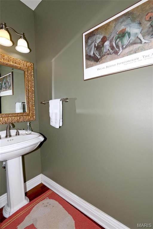 589 Wetherby Terrace Dr, Ballwin, MO 63021 - bathroom featuring baseboards