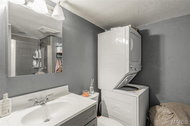 465 Hickory Meadow Ln, Poplar Bluff, MO 63901 - bathroom with a textured ceiling, tiled shower, a textured wall, vanity, and toilet