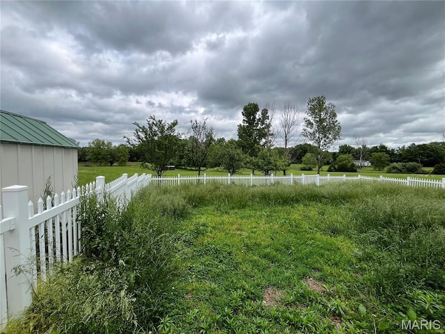 view of yard featuring a view of countryside