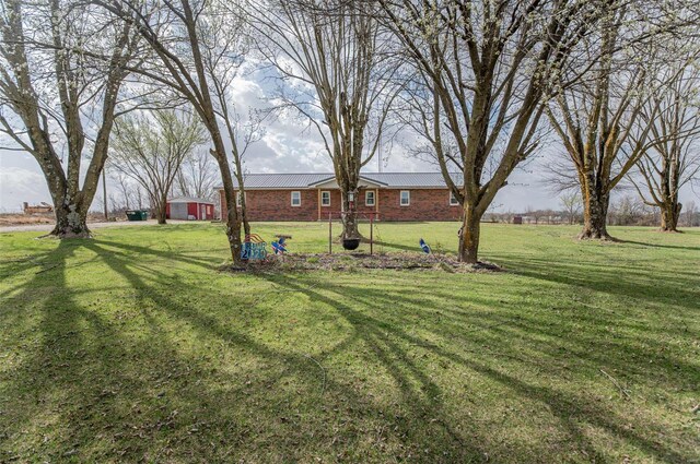 view of green lawn