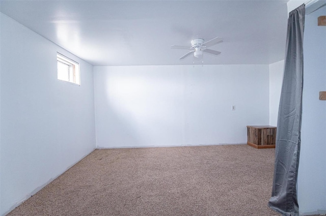 carpeted empty room featuring a ceiling fan