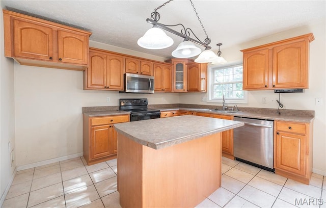 10625 Pine Needle Cir, Rolla, MO 65401 - kitchen featuring appliances with stainless steel finishes, a sink, a center island, and baseboards