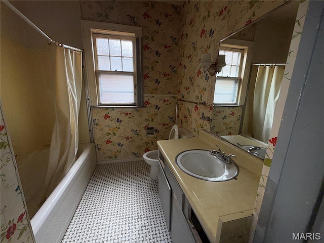 1548 Highland Ave, Alton, IL 62002 - full bathroom with wallpapered walls, plenty of natural light, vanity, toilet, and shower / tub combo with curtain