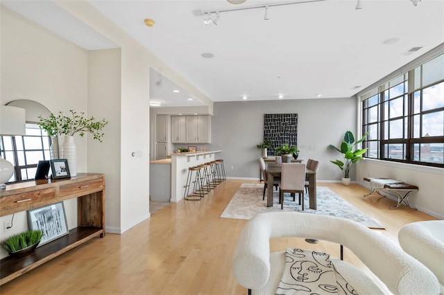 dining room with light wood-style floors, recessed lighting, and baseboards