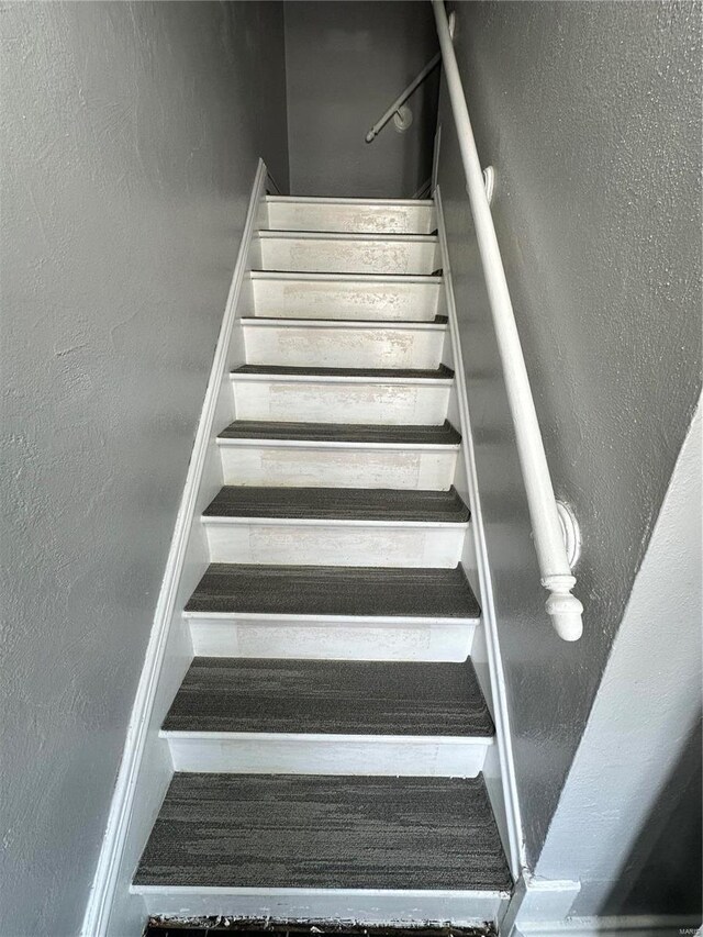 5056 Lindenwood Ave, Saint Louis, MO 63109 - staircase featuring a textured wall