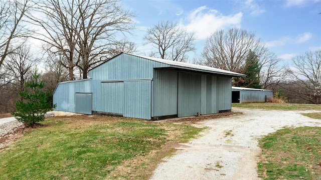 view of pole building with driveway