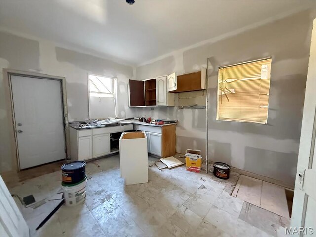 3949 Palm St, Saint Louis, MO 63107 - kitchen with a desk