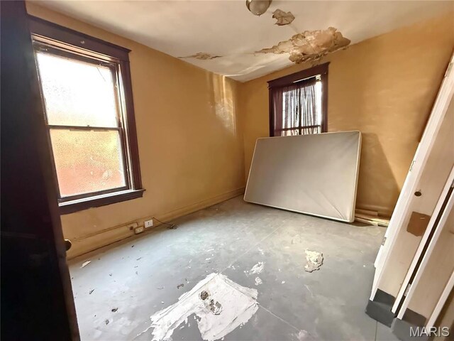 3949 Palm St, Saint Louis, MO 63107 - unfurnished room with unfinished concrete floors