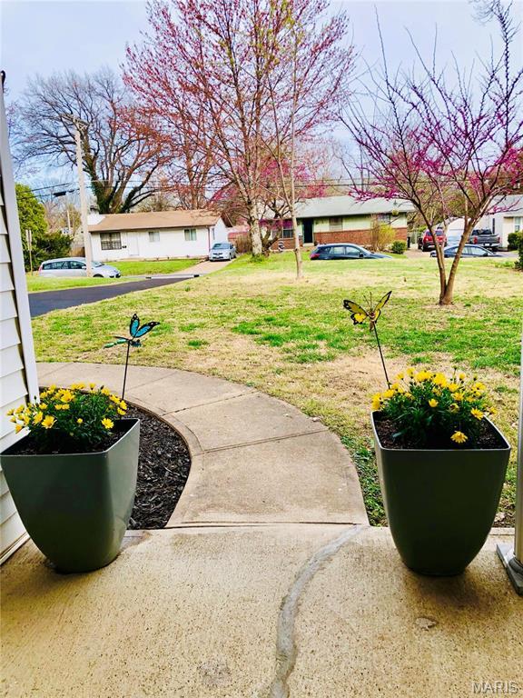 3579 Boswell, St John, MO 63114 - view of green lawn