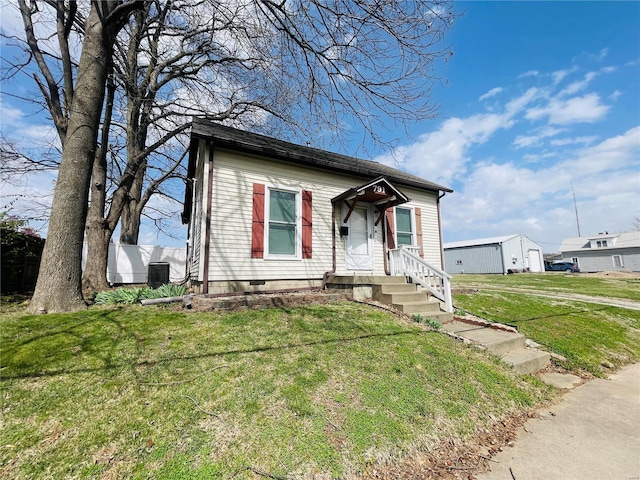 791 E Adams St, Nashville, IL 62263 - bungalow-style home with a front yard and cooling unit