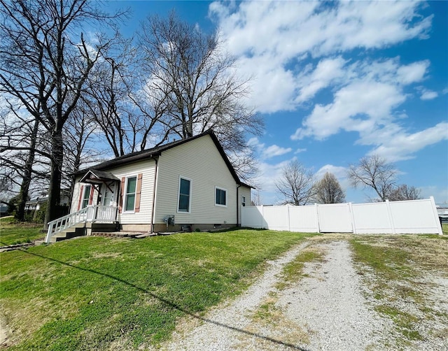 791 E Adams St, Nashville, IL 62263 - view of side of home with driveway