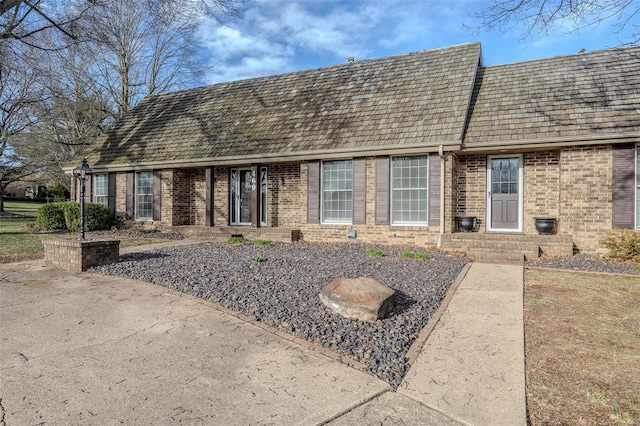 view of front facade featuring brick siding