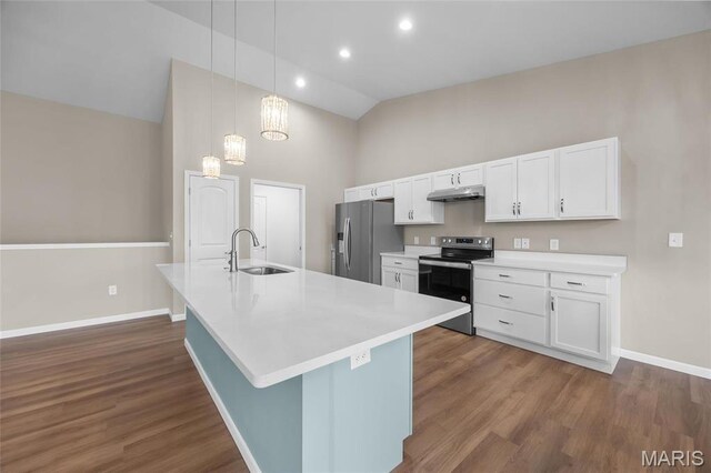 1542 Hickory Lndg, De Soto, MO 63020 - kitchen featuring stainless steel appliances, under cabinet range hood, a sink, white cabinets, and a kitchen island with sink