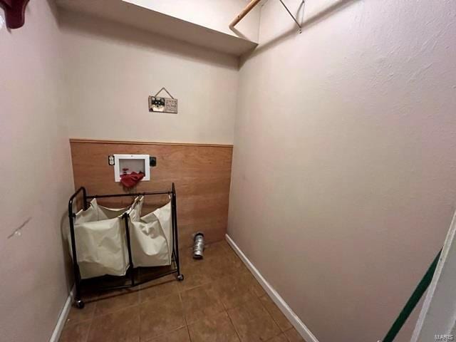 clothes washing area featuring hookup for a washing machine, tile patterned floors, and baseboards