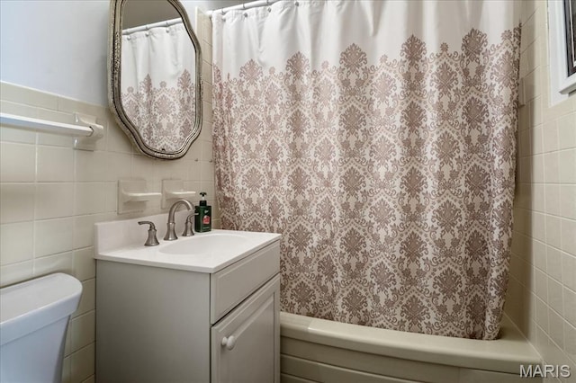 4466 W Pine Blvd Unit 15C, Saint Louis, MO 63108 - full bathroom with vanity, toilet, shower / bath combo, and tile walls