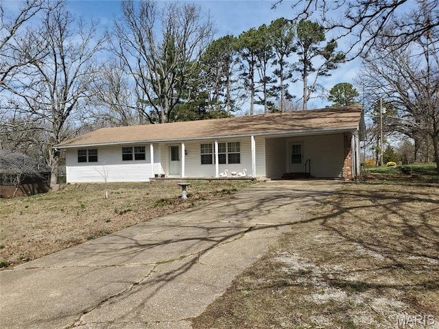 528 Dogwood Ln, Houston, MO 65483 - ranch-style home featuring driveway, a carport, a front yard, and a porch