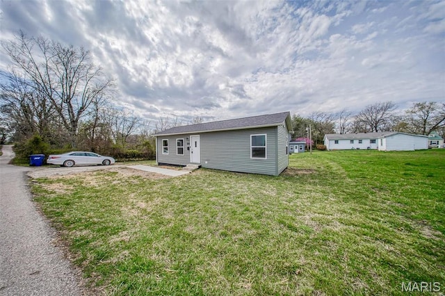 713 N Oak St, Salem, MO 65560 - view of front of house featuring a front yard