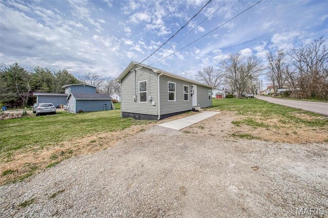 713 N Oak St, Salem, MO 65560 - view of front facade with a front yard