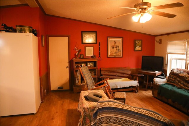 25125 Ash Dr, Grovespring, MO 65662 - living area with vaulted ceiling, crown molding, ceiling fan, and wood finished floors