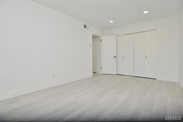1680 Herault Pl Unit F, Saint Louis, MO 63125 - unfurnished bedroom with light wood-type flooring, recessed lighting, baseboards, and a closet