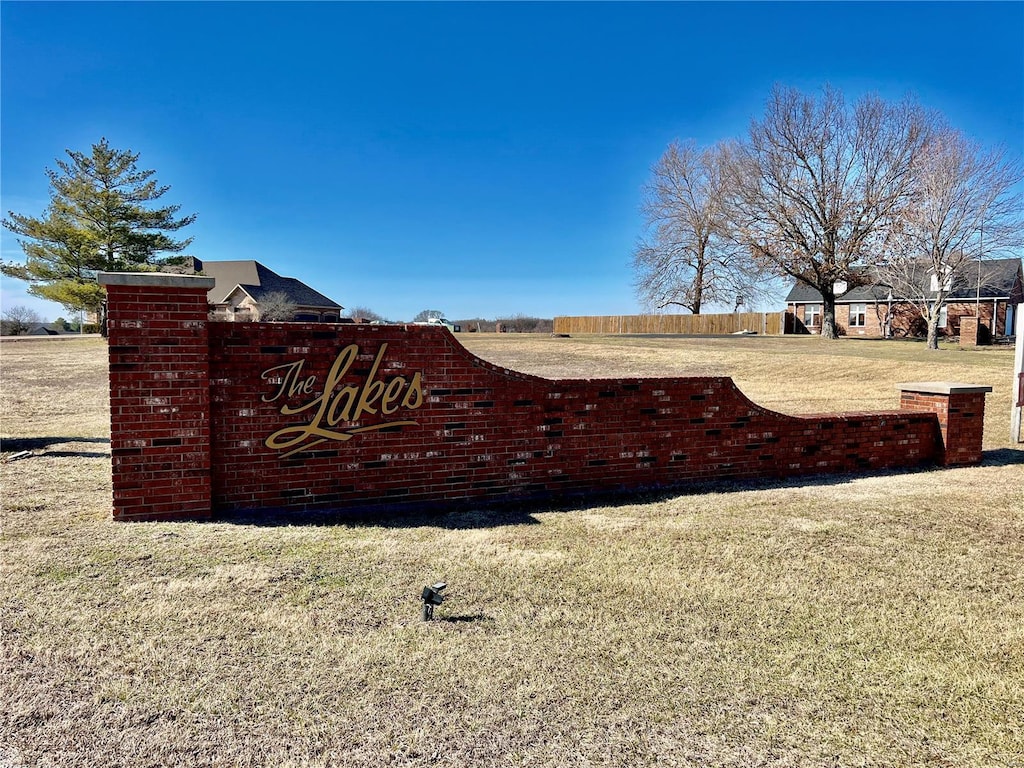 17 Grand Lake Cir, Lebanon, MO 65536