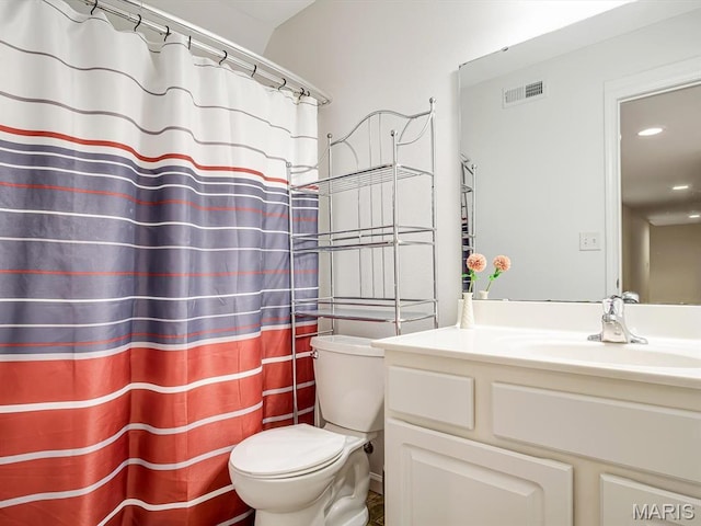 508 Southview Dr, Waterloo, IL 62298 - full bath featuring toilet, vanity, curtained shower, and recessed lighting