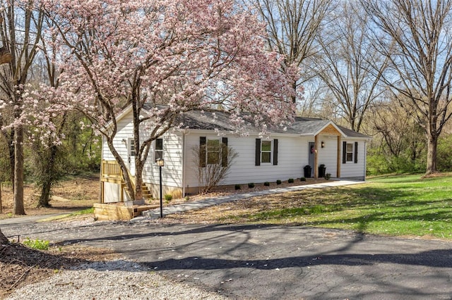 1300 Hudson Rd, Saint Louis, MO 63135 - single story home featuring a front yard