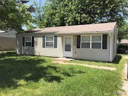 view of front of property featuring a front lawn