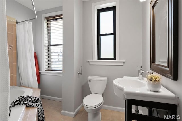 4525 Oakland Ave, Saint Louis, MO 63110 - full bath featuring tiled bath, baseboards, toilet, and tile patterned floors