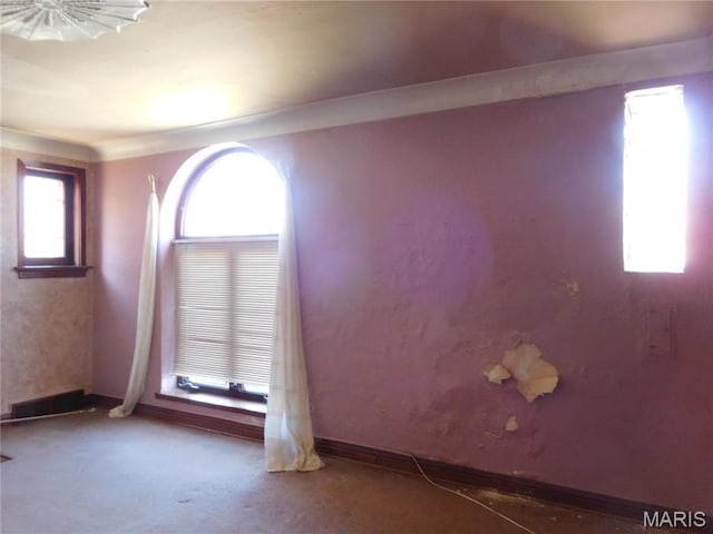 6432 Lansdowne Ave, Saint Louis, MO 63109 - empty room with baseboards