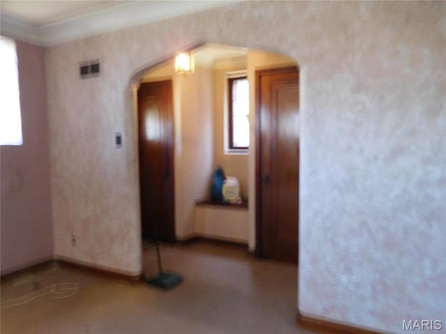 6432 Lansdowne Ave, Saint Louis, MO 63109 - empty room featuring arched walkways and baseboards