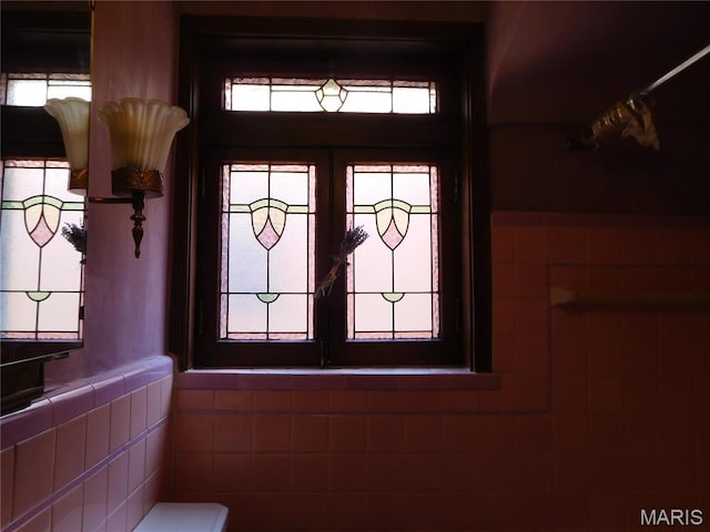 6432 Lansdowne Ave, Saint Louis, MO 63109 - detailed view of tile walls and a wainscoted wall