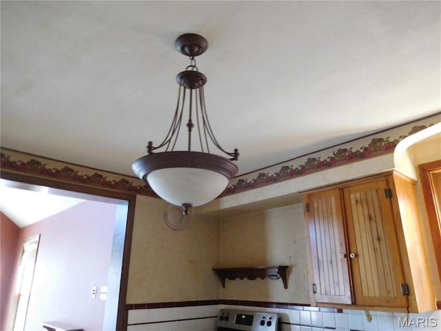 6432 Lansdowne Ave, Saint Louis, MO 63109 - kitchen view of stove and open shelves