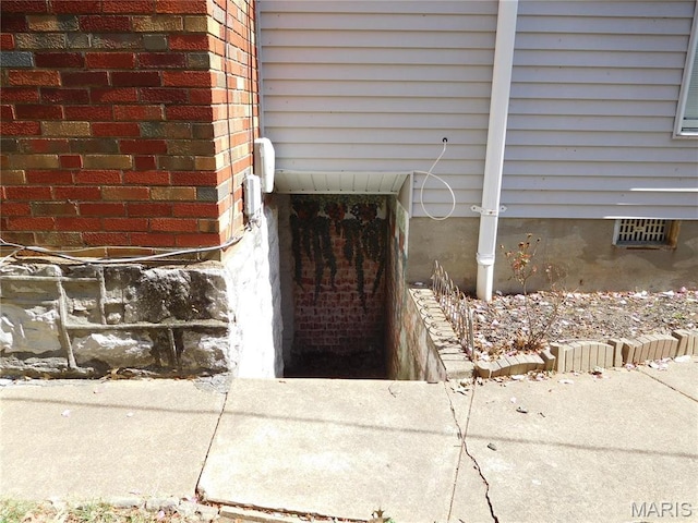 6432 Lansdowne Ave, Saint Louis, MO 63109 - exterior view of crawl space