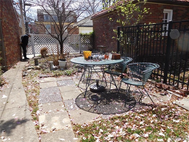 6432 Lansdowne Ave, Saint Louis, MO 63109 - view of patio with outdoor dining area