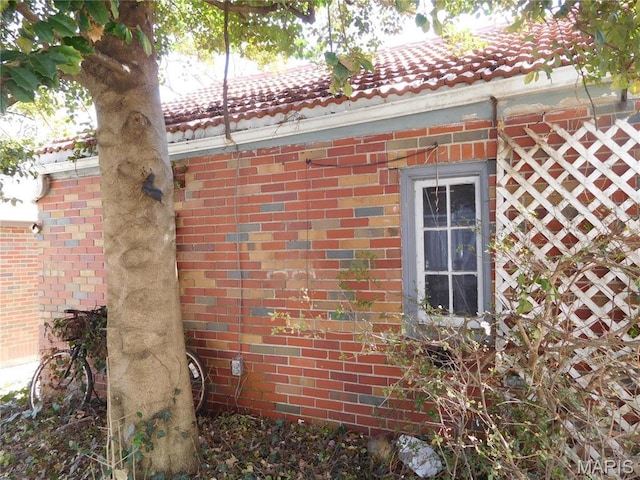 6432 Lansdowne Ave, Saint Louis, MO 63109 - exterior view of a tiled roof and brick siding