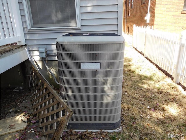 6432 Lansdowne Ave, Saint Louis, MO 63109 - exterior view of cooling unit