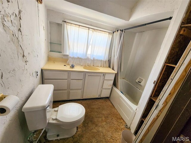 760 Swanwick St, Chester, IL 62233 - full bathroom featuring toilet, vanity, shower / bath combo with shower curtain, and a textured wall