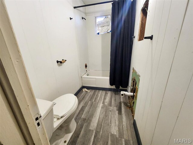 760 Swanwick St, Chester, IL 62233 - bathroom featuring wood finished floors, toilet, and shower / bath combo
