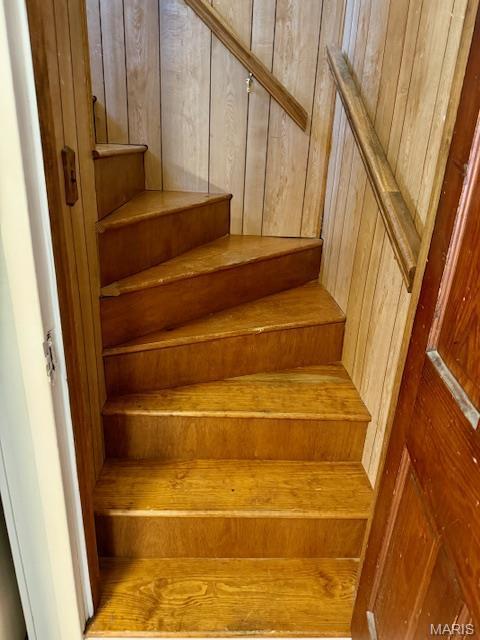 201 W Barr Ave, Jerseyville, IL 62052 - stairway with wooden walls
