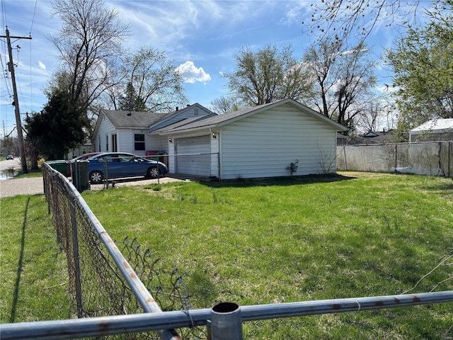 861 Pershing Blvd E, St Louis, IL 62203 - view of yard with an attached garage