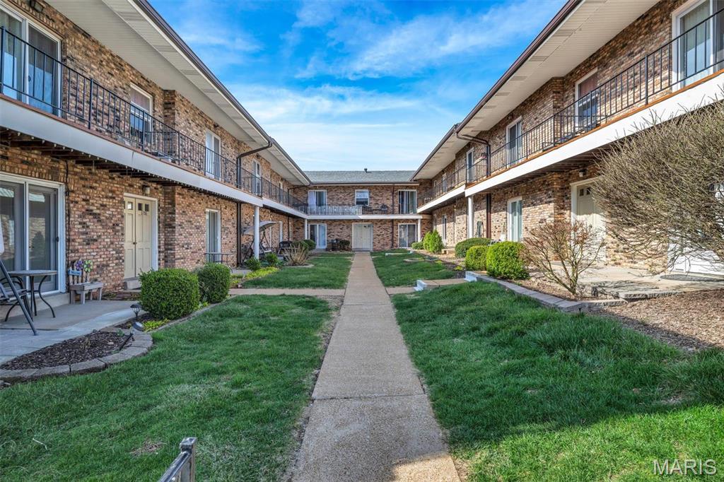 6904 Colonial Woods Dr Unit 101, Saint Louis, MO 63129 - photo 1