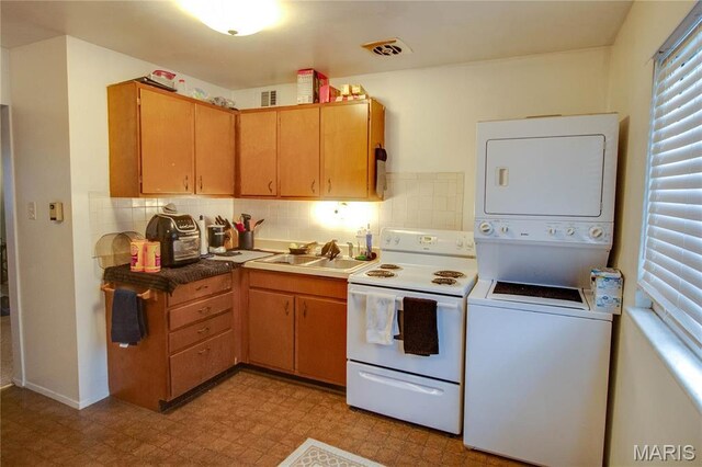 kitchen featuring white electric stove, a sink, stacked washing machine and dryer, backsplash, and light floors