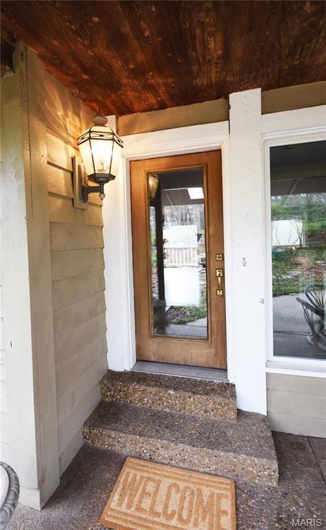 doorway to property with covered porch