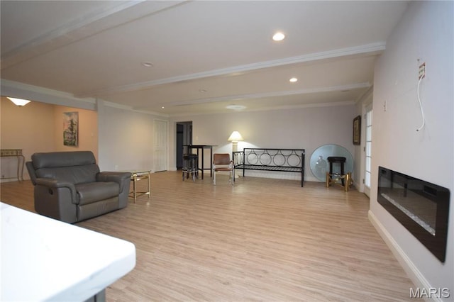 living area featuring light wood-style floors, baseboards, recessed lighting, and ornamental molding
