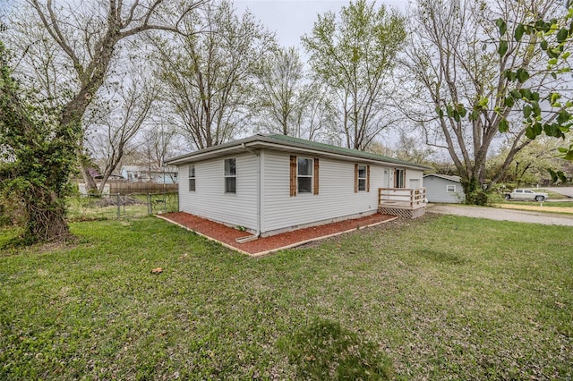 1425 Cedar Dr, Lebanon, MO 65536 - view of front of property featuring gravel driveway