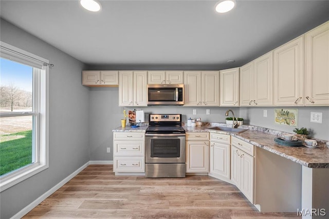 918 Fairway Dr, Union, MO 63084 - kitchen featuring stainless steel appliances, a sink, light wood finished floors, baseboards, and recessed lighting